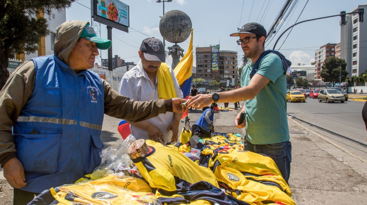 En Quito, la venta de camisetas para apoyar a la agrupación se desplegó en espacios como los alrededores del Estadio Olímpico Atahualpa, en el norte. Foto: Carlos Noriega / EL COMERCIO