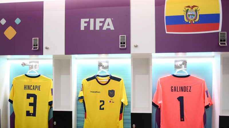 Así están colocadas las camisetas de los jugadores de Ecuador en el vestuario, previo al partido contra Qatar en el Mundial. Foto: @fifaworldcup_es