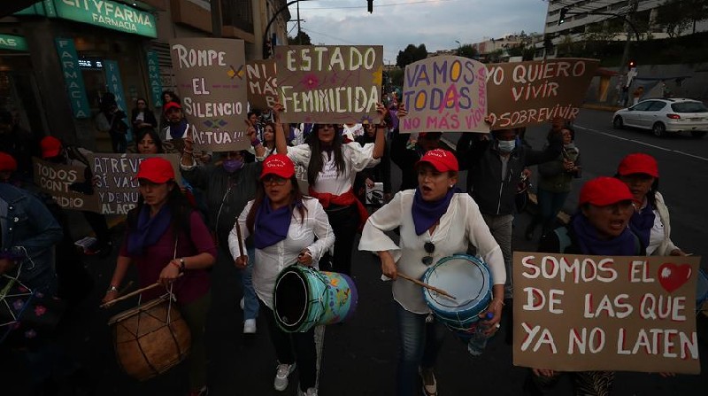 Grupos de mujeres marchan con motivo del Día Internacional por la Eliminación de la Violencia contra la Mujer, en Quito (Ecuador). Foto: EFE