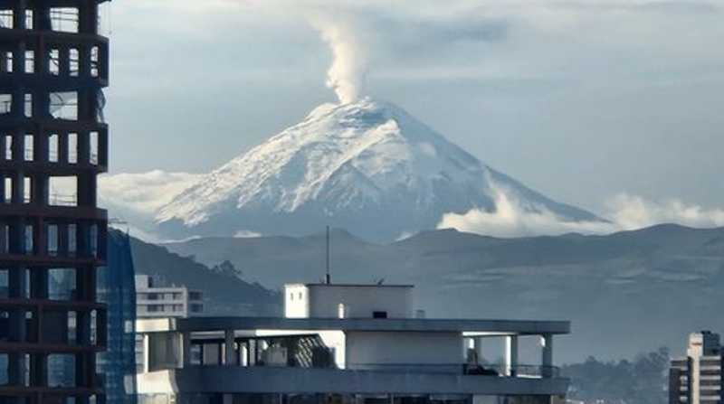 Desde Quito se ve este viernes al volcán Cotopaxi. Foto: Cortesía