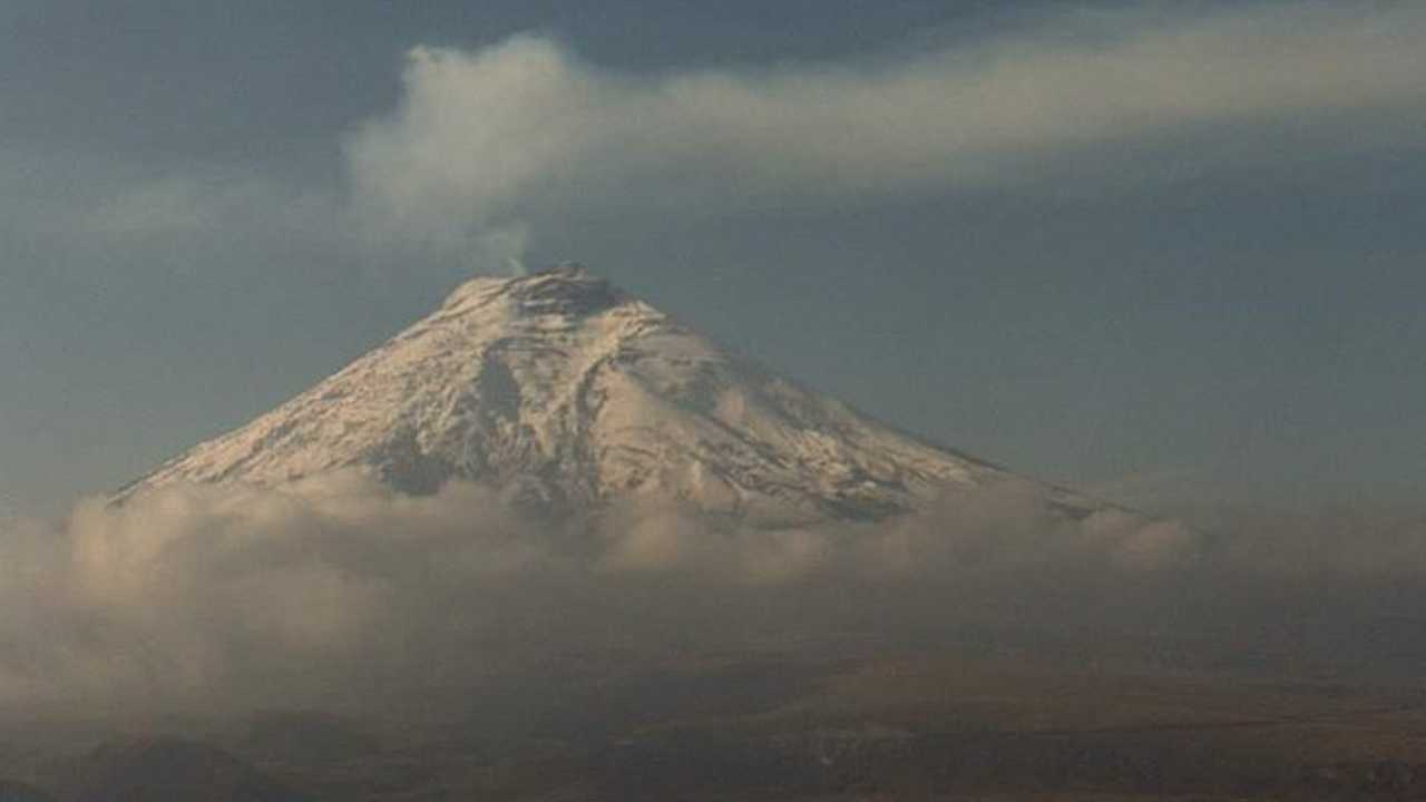 El volcán Cotopaxi emite gases y vapor. Foto: Cortesía IG