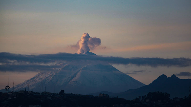 Investigadores analizan los gases de las fumarolas de un volcán, para poder alertar la cercanía de una erupción. Foto: Patricio Terán/ EL COMERCIO
