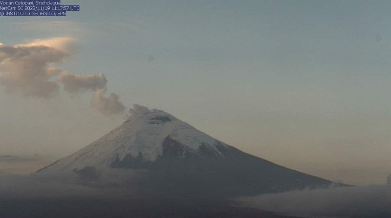 En la madrugada de este 19 de noviembre los vulcanólogos del Instituto Geofísico observaron una columna de vapor de agua que alcanzó los 1 000 metros de altura sobre el cráter con dirección al Este. Foto: Instituto Geofísico EPN