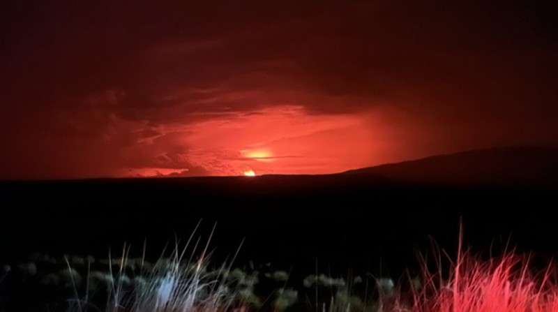 Fotografía cedida por el Observatorio de volcanes de Hawái a través del Servicio Geológico de Estados Unidos (USGS) donde se aprecia la erupción del volcán. Foto: EFE