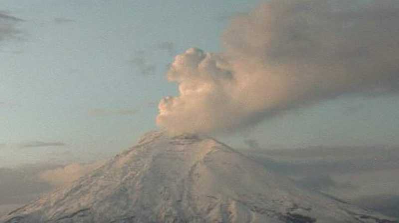 El volcán Cotopaxi emite columnas de agua y vapor, captado el 21 de noviembre de 2022. Foto: IG