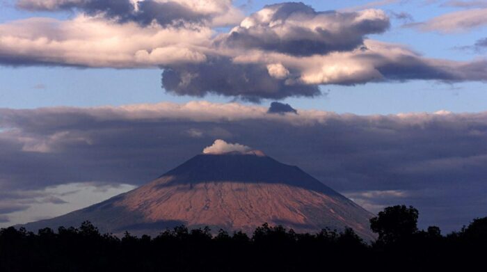 Fotografía de archivo en la que se registró una toma general del volcán Chaparrastique, localizado en el departamento de San Miguel, a unos 160 kilómetros al sudeste de la capital de El Salvador. Foto: EFE