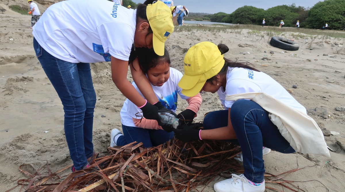 Costal en mano y con guantes de protección, voluntarios emprendieron el 25 de noviembre de 2022, una jornada de limpieza en la playa y el manglar San José, ubicados a un costado de la llamada Ruta del Sol, en Manabí. Foto: EFE