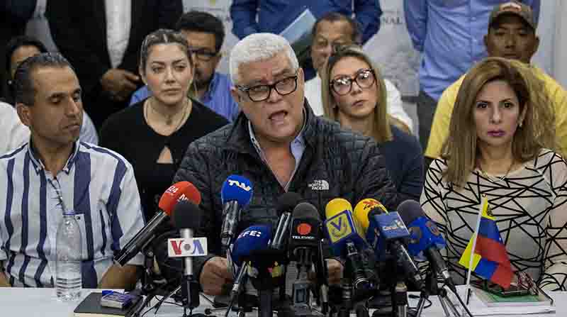 El opositor venezolano Alfonso Marquina (c) encabezó rueda de prensa sobre solicitud de cese del Gobierno interino Juan Guidó. Foto: EFE