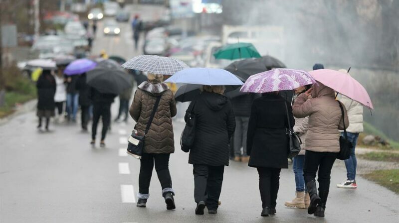 Grupos serbios realizan un bloqueo de avenidas en Kosovo. Foto: EFE.
