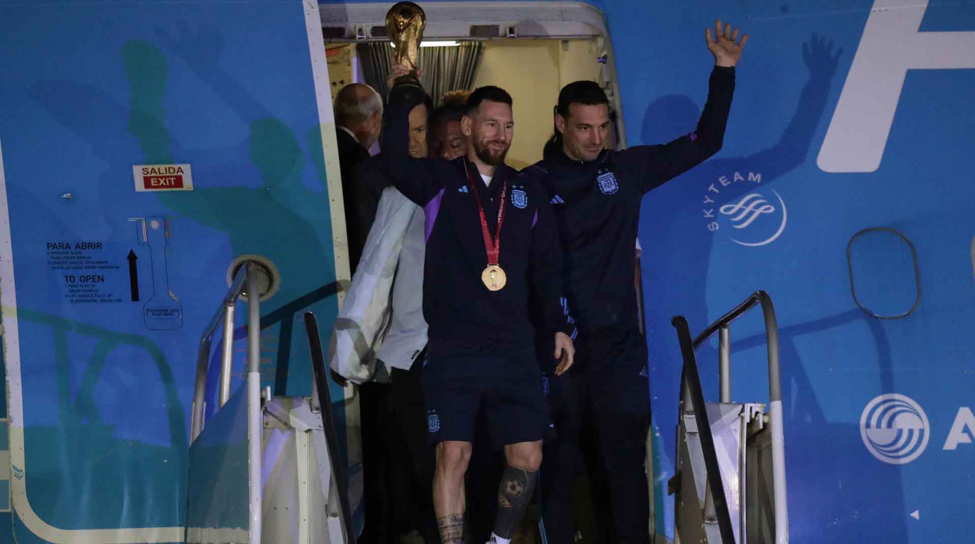Lionel Messi y Lionel Scaloni, capitán y técnico de la selección argentina, saludan a su llegada al Aeropuerto Internacional de Ezeiza. Foto: EFE