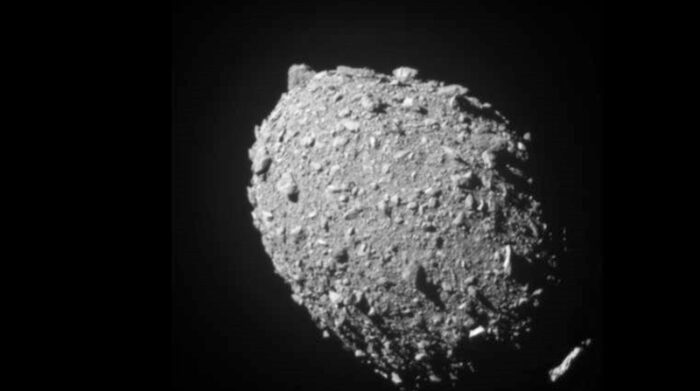 Los científicos calculan que el impacto del DART desplazó al espacio más de mil toneladas de roca polvorienta. Foto: Europa Press