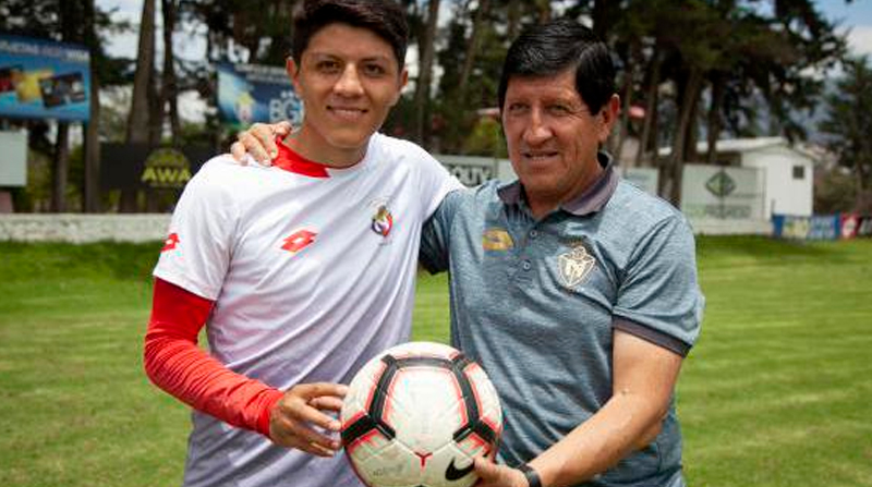 Orlando Nárvaez (der.), junto a su hijo, cuando formaba para del cuerpo técnico de El Nacional. Foto: Archivo / EL COMERCIO