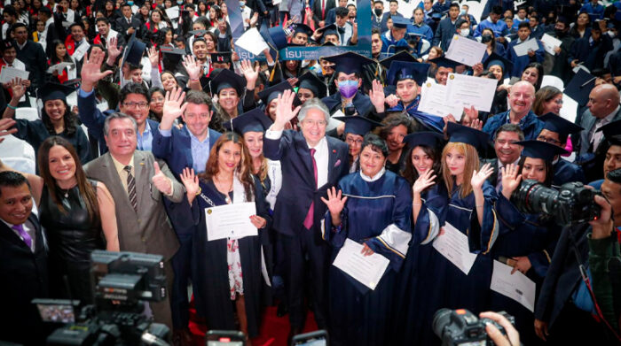El presidente Guillermo Lasso durante un evento de graduación de estudiantes de institutos técnicos. Foto: Twitter Guillermo Lasso