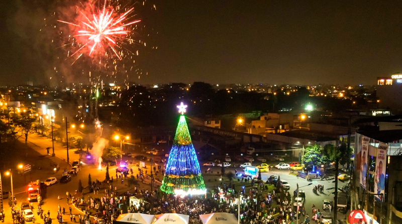 El árbol navideño en la capital de la provincia tsáchila atrae a visitantes, en las noches. foto Cortesía Municipio de Santo Domingo.