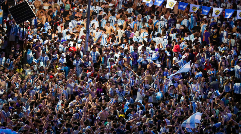 La afición argentina espera la llegada de la selección para celebrar el campeonato mundial. Foto: EFE