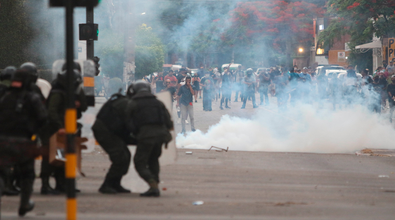 Policías y manifestantes se enfrentan durante protestas que rechazan la detención del gobernador opositor Luis Fernando Camacho. Foto: EFE