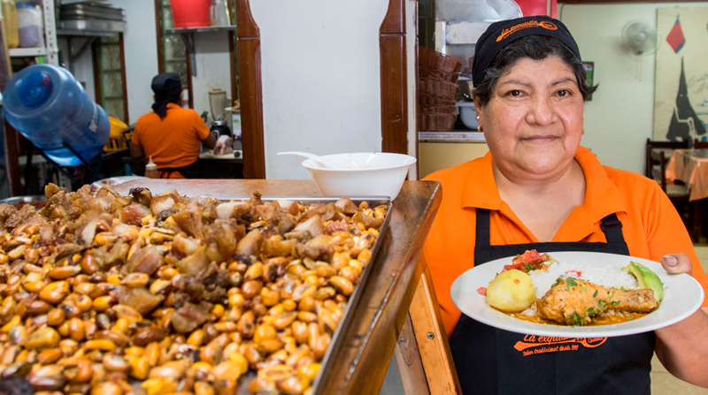 Isabel Camino es la propietaria de La Exquisita, opción en el norte de Quito. Sus recetas han pasado ya cuatro generaciones. Foto: Carlos Noriega / EL COMERCIO