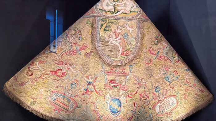 Los textiles forman parte de los tesoros de la iglesia. Foto: Giovanny Astudillo / EL COMERCIO