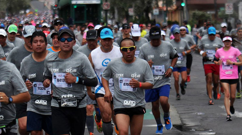 Una imagen de competidores en la Quito Últimas Noticias 15K. La primera edición de la Media Maratón de Quito, una carrera de altura, será en febrero del 2023. Foto: @UNQuito