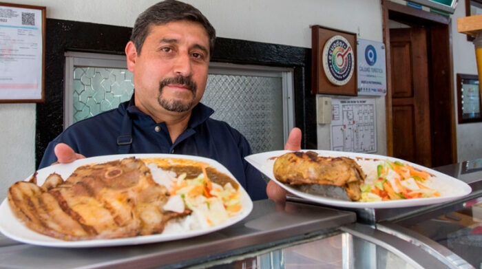 Hugo Uchupanta es propietario del restaurante Todos los Secos El Vecino, en el sector de Cotocollao. Abre toda la semana. Foto: Carlos Noriega / EL COMERCIO
