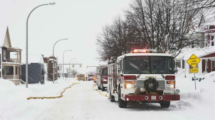 Vista de la emergencia causada por una tormenta invernal, este 26 de diciembre de 2022, en Buffalo, Nueva York. Foto: EFE.