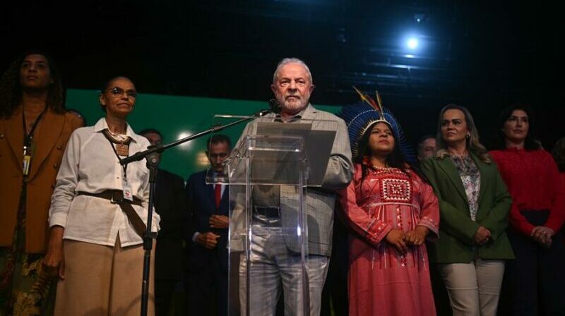 El presidente electo de Brasil, Luiz Inacio Lula da Silva, ofrece una conferencia de prensa para anunciar ministros de su futuro Gobierno. Foto: EFE.