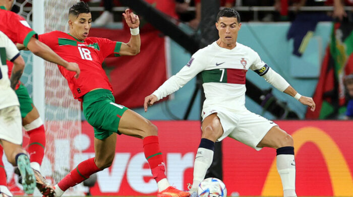 Cristiano Ronaldo de Portugal disputa un balón ante un rival de Marruecos. Foto: Agencia EFE