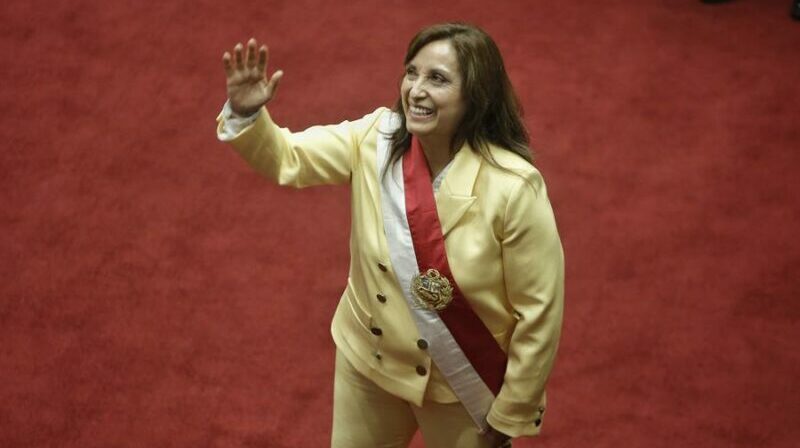 La presidenta de Perú, Dina Boluarte, presentó el proyecto de adelanto de elecciones, por las protestas en el país. Foto: EFE.