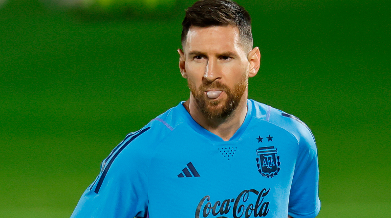 Lionel Messi pateo la camiseta de México en medio de los festejos en el camerino. Foto: EFE