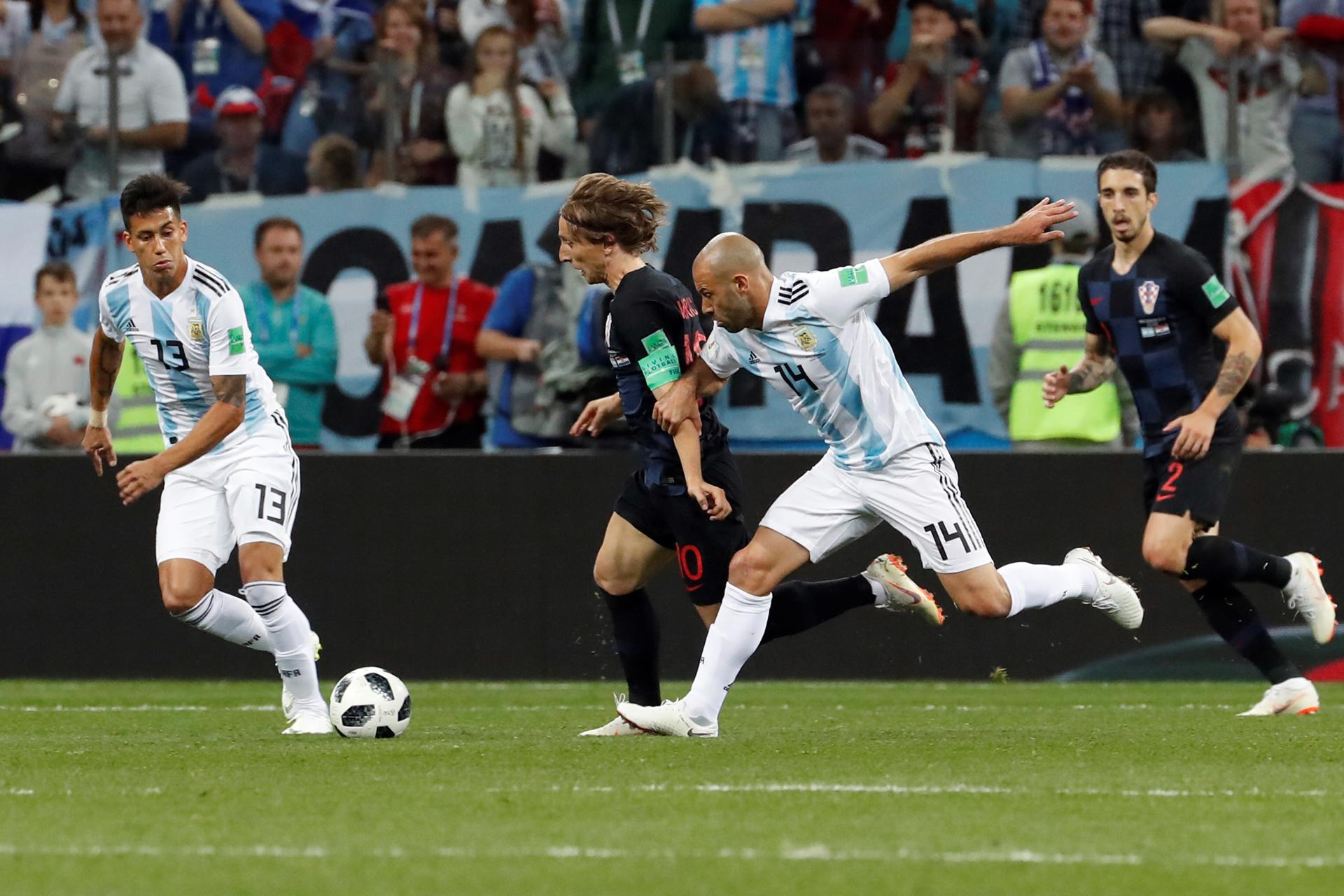 El centrocampista croata Luka Modric y el defensa argentino Javier Mascherano durante el partido Argentina-Croacia, del Grupo D del Mundial de Fútbol de Rusia 2018. Foto: EFE.