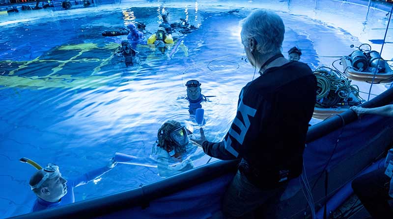 El director canadiense James Cameron (d) durante el rodaje de la película "Avatar: The Way of Water". Foto: EFE