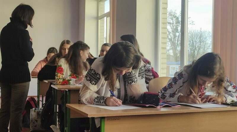 Uno de los semestres escolares más difíciles de la historia de Ucrania termina con el inicio de las vacaciones de Navidad y después de que profesores y alumnos hayan desafiado durante meses el peligro, el estrés y los apagones provocados por la guerra. Foto: EFE.