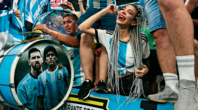 La imagen de Lionel Messi y Diego Armando Maradona ha acompañado a los hinchas de la selección de Argentina en banderas, camisetas, sombreros y bombos. Foto: Diego Pallero y EFE