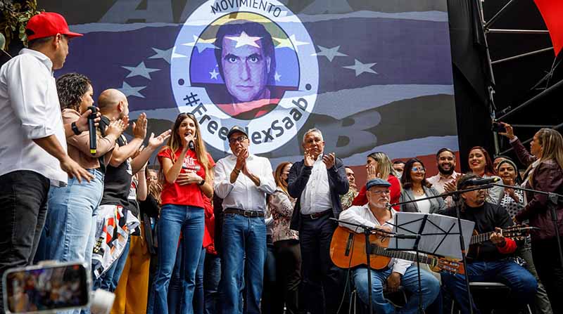 Camila Fabri (camisa roja), esposa de Alex Saab y el presidente de la Asamblea Nacional de Venezuela, Jorge Rodriguez (c), participan en una concentración en apoyo a Alex Saab en Caracas. Foto: EFE