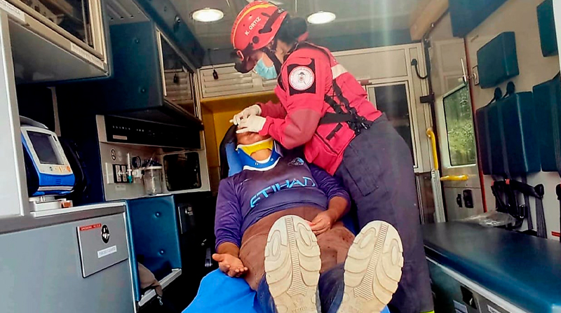 Carmen fue atendida y estabilizada por los paramédicos de Bomberos Quito. Foto: Twitter Bomberos Quito