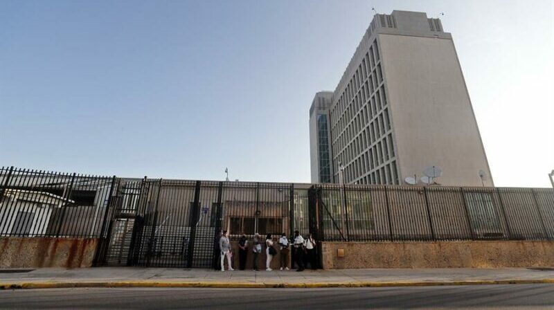 Varias personas llegan para ser atendidas en la embajada de EE.UU. en La Habana (Cuba). Foto: EFE.