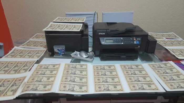 La Policía desarticuló a una banda que falsificaba dinero y decomisó 14 385 dólares falsos. Foto: Cortesía Policía Nacional