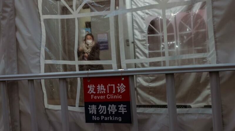Una mujer en la llamada Clínica de la Fiebre, en Shanghái, China. Foto: EFE.