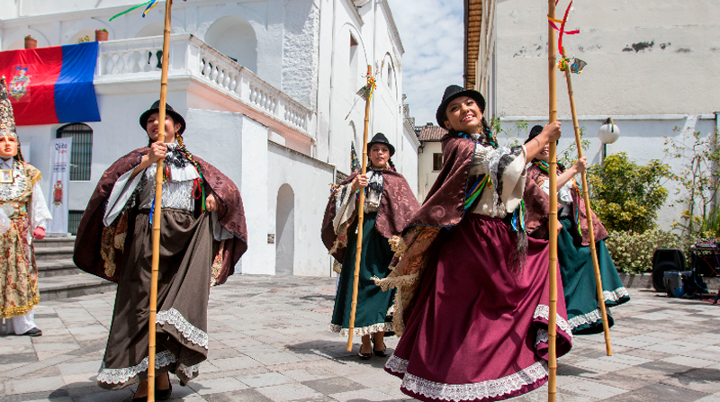 Grupos de baile presentan sus coreografías por las fiestas de Quito. Foto: Carlos Noriega / EL COMERCIO