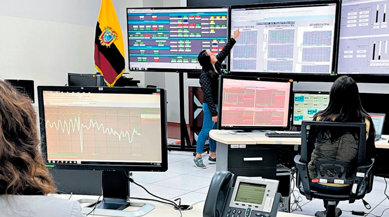 Los técnicos de la Agencia de Regulación y Control monitorean a través del sistema Scada la producción petrolera, desde Quito. Foto: Cortesía Agencia de Regulación y Control de Energía.