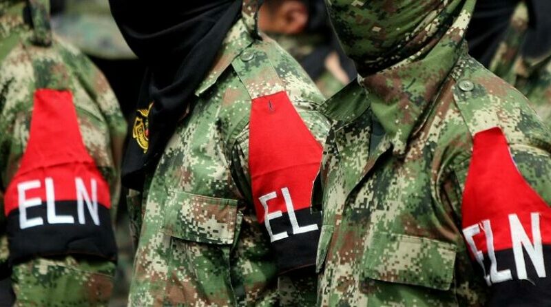 Vista de guerrilleros portando la insignia del Ejército de Liberación Nacional (ELN). Foto: EFE.