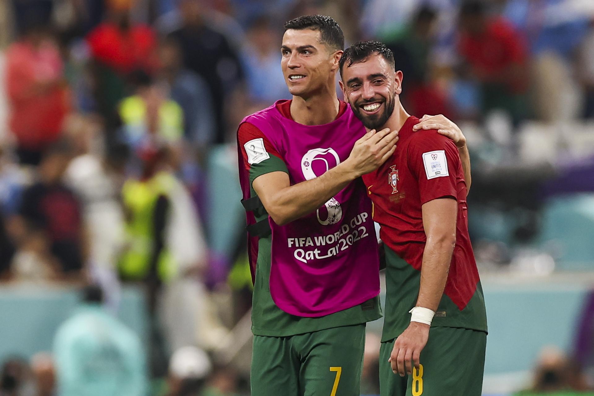 Cristiano Ronaldo y Bruno Fernandes durante un partido de la Selección de Portugal en el Mundial. Foto: Agencia EFE
