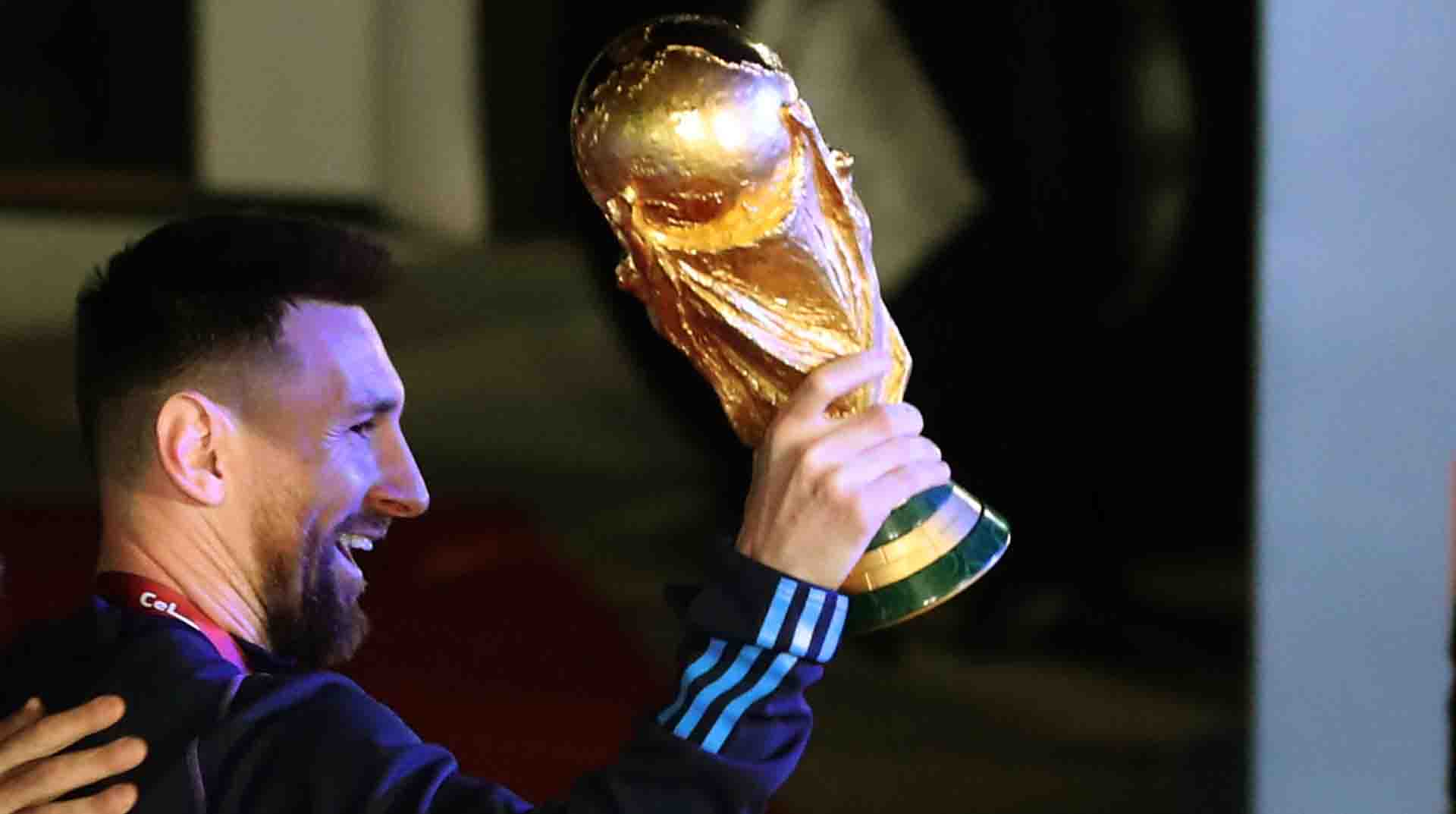 El trofeo de la Copa del Mundo es el más preciado por todos los jugadores de fútbol que aspiran tenerla en sus manos al menos una vez. Foto: EFE