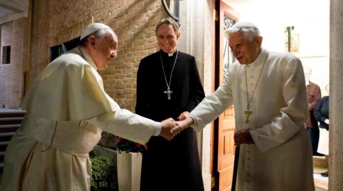 El Vaticano confirmó que en las últimas horas se ha agravado el estado de salud del papa emérito Benedicto XVI. Francisco pide oraciones para él. Foto: EFE