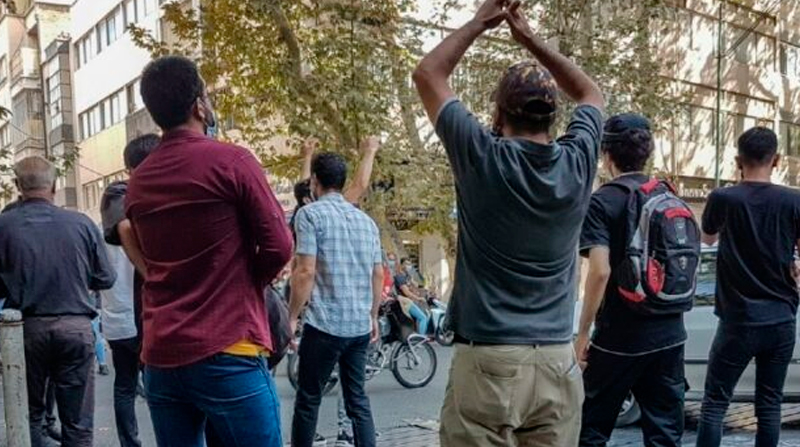 Loa manifestantes exigen cambios en el código moral de Irán. Foto: EFE