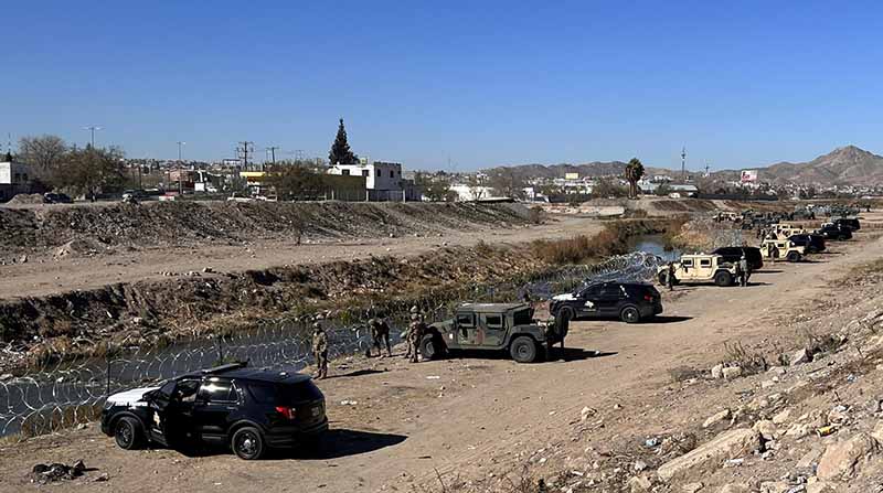 Integrantes de la Guardia Nacional estadounidense vigilan en la valla fronteriza de El Paso, Texas, frente a Ciudad Juárez, México. Foto: EFE