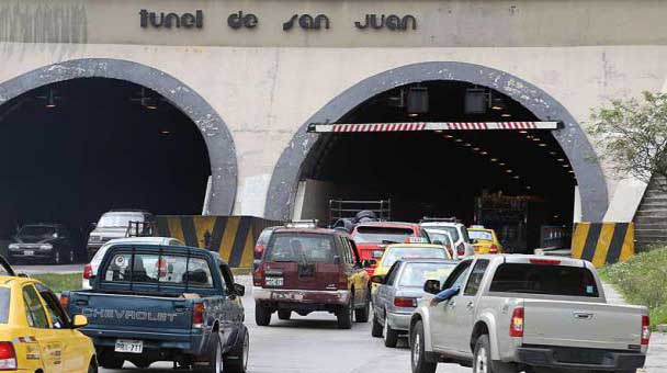 Imagen referencial. Un asalto a mano armada y una persecución policial se registró en el túnel San Juan, en Quito. Foto: Últimas Noticias