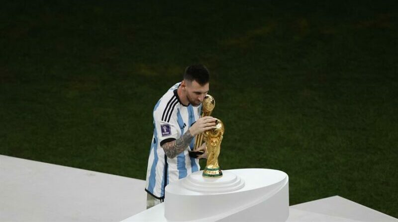 El capitán de la selección nacional argentina de fútbol, Lionel Messi, fue registrado este domingo, 18 de diciembre, al besar la copa mundial de la FIFA, tras ganar el Mundial de Qatar 2022, en el estadio Lusail. Foto: EFE.