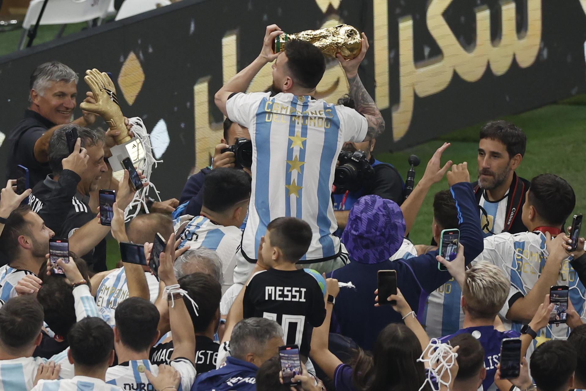 Lionel Messi festeja con la Copa del Mundo tras ganar a Francia en Qatar. Foto: Agencia EFE
