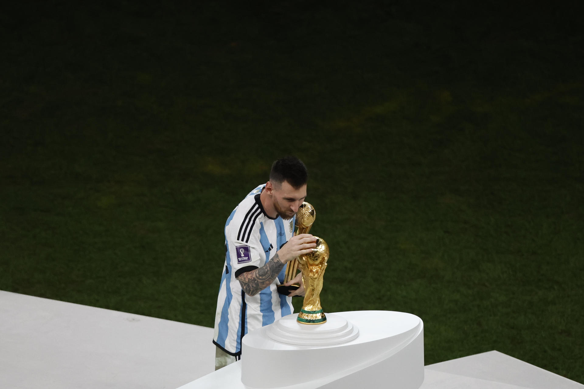 Lionel Messi junto a la Copa del Mundo que obtuvo con Argentina. Foto: Agencia EFE